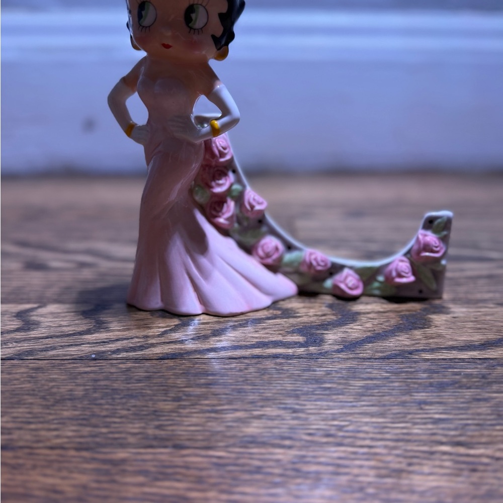 Vintage Betty Boop collection figure that works as a photo frame. - Picture 2 of 5